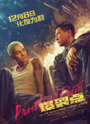 美女解开胸罩